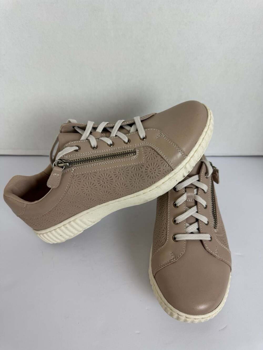 Clarks - Picture 2 of 8
